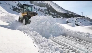 تصویر ریزش بهمن در محور روستایی دروان و پاکسازی مسیر توسط راهداران کرج