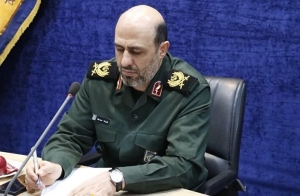 تصویر پاسداران، با تأسی از سیره‌ی روشن علمدار کربلا، در صراط مستقیم ولایت گام برمی‌دارند