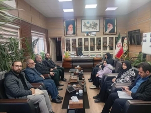 تصویر دیدار سردار هداوند با خانواده شهید هادی صادق از شهدای اغتشاشات دی 1404