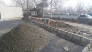 تصویر پیشرفت ۹۰ درصدی جدول‌گذاری و زیرسازی آسفالت در پروژه ماهان پارک