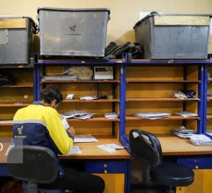 تصویر خدمات اداره پست در ماهدشت ادامه دارد