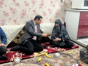 تصویر حضور مدیرکل صمت البرز در منزل شهید دفاع مقدس حسین میرزایی همزمان با دهه مبارک فجر