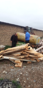 تصویر توقیف یک دستگاه خودروی نیسان حامل چوب آلات توسط منابع طبیعی کرج
