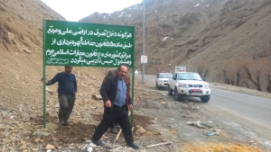 تصویر نصب  تابلو حفاظتی و هشدار دهنده اراضی ملی در ورودی روستای ولایترود