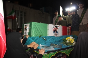 تصویر حضور مردم، ادای دین به قهرمان؛ تشییع شهید محسن سوری در سی امین شب پای پرچم ،خاک و رهبرعزیزمان
