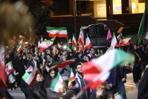 تصویر میزبانی دانشگاه آزاد اسلامی واحد کرج با شعار "دانشگاه سربلند" ، از سی و هشتمین اجتماع مردمی «دفاع از وطن»