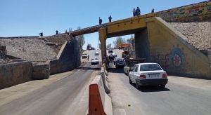 تصویر بازگشایی زیرگذر چهارباغ توسط نیروهای راهداری استان البرز