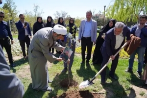 تصویر دانشگاه آزاد اسلامی واحد کرج اقدام به غرس نهال کرد