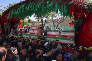 تصویر تشییع ۱۵ شهید خانوادگی بر روی دستان مردم شهید پرور کرج