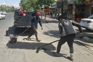 تصویر آغاز عملیات لکه‌گیری آسفالت معابر ماهدشت