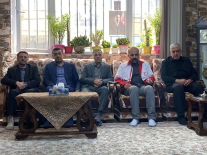 تصویر دیدار هفتگی مسئولین شهرستان ساوجبلاغ با خانواده معظم شهدا