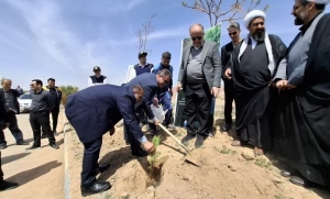 تصویر آئین غرس ۳ هزار اصله نهال در تصفیه خانه فاضلاب کرج برگزار شد
