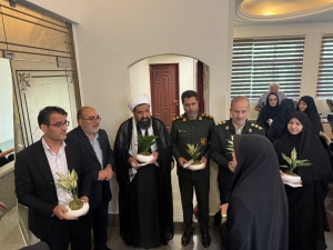 تصویر «تجلیل از دختران شهدا در چهارباغ به مناسبت روز دختر»