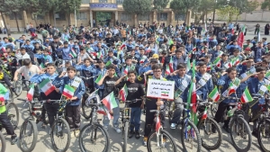 تصویر رکاب‌زنی ۳۵۰ دانش‌آموز ساوجبلاغی در قالب محکومیت جنایات جنگی علیه کشورمان