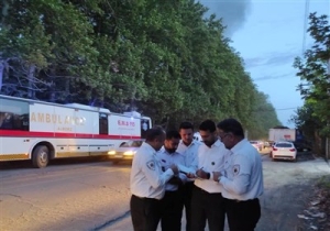 تصویر مصدومیت 8 نفر در آتش‌سوزی ‌کارخانه چسب کرج