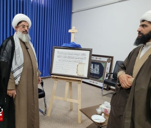 تصویر اهدای هدیه معنوی امام جمعه شهرستان ساوجبلاغ به پاپ لئوی چهاردهم
