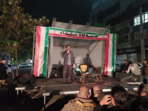 تصویر میزبانی کتابخانه سیار از شرکت‌کنندگان در حماسه لبیک شهر کرج