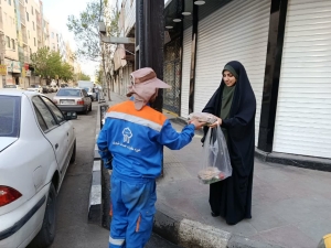 تصویر تقدیر از پاکبانان خرمدشتی در دهه کرامت؛ اهدای ۱۰ پک صبحانه به رسم قدردانی