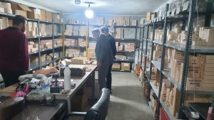 تصویر کشف کارگاه غیرمجاز تولید لوازم آرایشی و بهداشتی در فردیس البرز
