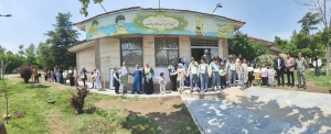 تصویر تشکیل زنجیره انسانی به دور کتابخانه های عمومی در استان البرز