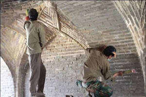 تصویر انتقال دانش مرمت به نسل جوان با احیای نظام استاد–شاگردی در البرز