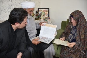 تصویر دیدار شهردارنجفی با همسر گرانقدر شهید والامقام ذبیح‌الله سلگی در گرمدره