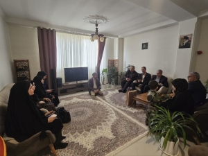 تصویر دیدار مدیرکل دفتر بانوان و خانواده استانداری البرز با خانواده شهید محمد مهدی حسنی