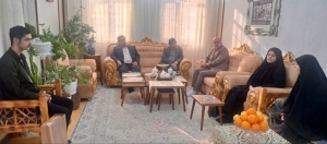تصویر دیدار با خانواده شهید مرتضی جمالی؛ خیّر و یاور ایتام در پایان سفر به البرز