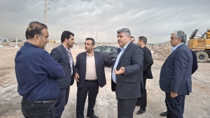 تصویر بازدید فرماندار به همراه مهندس رئیسی شهردار هشتگرد از یک طرح بزرگ گردشگری