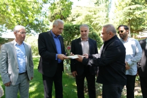 تصویر تقدیر از کارکنان حوزه روابط عمومی شهرداری و شورای اسلامی شهر محمدشهر