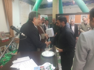 تصویر تجلیل از خانواده شهدای جنگ رمضان و کاشت نهال یادبود در دانشگاه آزاد بوئین‌زهرا