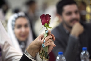 تصویر هلهله فرشته‌ها در کرج؛ آغاز زندگی ۵۰ زوج جوان در میان شور مردم