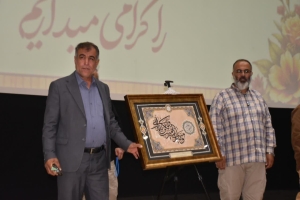 تصویر اهدای تابلوی نفیس خوشنویسی، به فرمانده نیروی هوافضای سپاه پاسداران