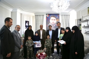 تصویر شهدا الگوی واقعی تربیت اسلامی و ایثار برای نسل جوان هستند