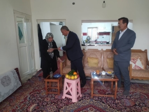 تصویر تجلیل فرماندار طالقان از خانواده شهدای عملیات الی‌بیت‌المقدس