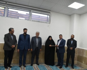 تصویر تجلیل از مدیر روابط عمومی شهرداری و شورای اسلامی شهر گلسار