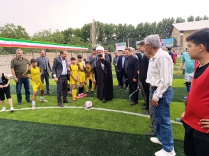 تصویر افتتاح زمین چمن مصنوعی روستای قوهه و نام‌گذاری جاده منتهی به عرب‌آباد به یاد شهدای مدرسه میناب