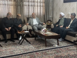 تصویر دیدار فرماندار، امام جمعه، شهردار و رئیس جمعیت هلال احمر اشتهارد با خانواده مرحوم علیرضا شاه‌بیگ
