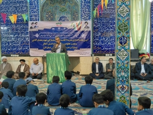 تصویر خیرین و دولت پای کار مدرسه سازی هستند