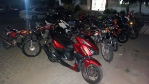 تصویر برخورد پلیس با موتورسیکلت سواران متخلف در پارک تندرستی هشتگرد