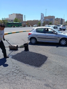 تصویر آسفالت معابر منطقه یک با محوریت درخواست‌های شهروندان ترمیم می‌شود