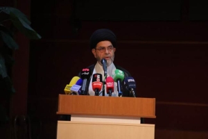 تصویر عزت امروز ایران اسلامی مرهون خون شهدا و صبر خانواده‌های آنان است