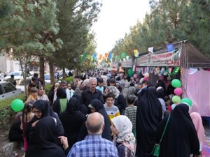 تصویر برگزاری جشن بزرگ کیلومتری غدیر در بلوار مشاهیر کمال‌شهر