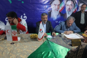 تصویر میز خدمت بنیاد شهید البرز در دل اجتماع مردمی کرج