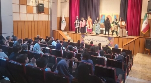 تصویر اجرای نمایش «مهمان جا مانده» در مرکز مجتمع کانون البرز
