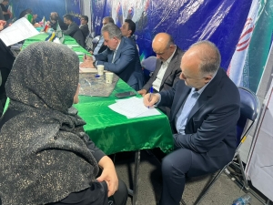 تصویر خدمت در میدان؛ برپایی میز ارتباط مردمی در ایستگاه صد و پنجمِ «بیعت با ولایت»