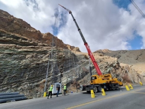تصویر آغاز عملیات نصب ۱۰ هزار متر مربع توری سنگ در محور کرج–کندوان