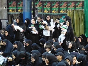 تصویر طنین لالایی مادران اشتهاردی در رثای کوچک‌ترین سرباز کربلا
