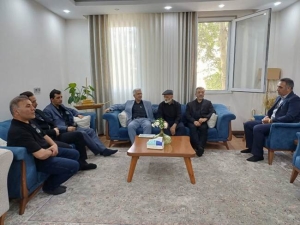 تصویر دیدار معاون بهداشت و درمان بنیاد شهید با خانواده شهیده «کبری امیری»