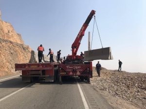 تصویر نقاط پرتگاهی محور طالقان ـ هشتگرد با نصب نیوجرسی ایمن‌سازی می‌شود